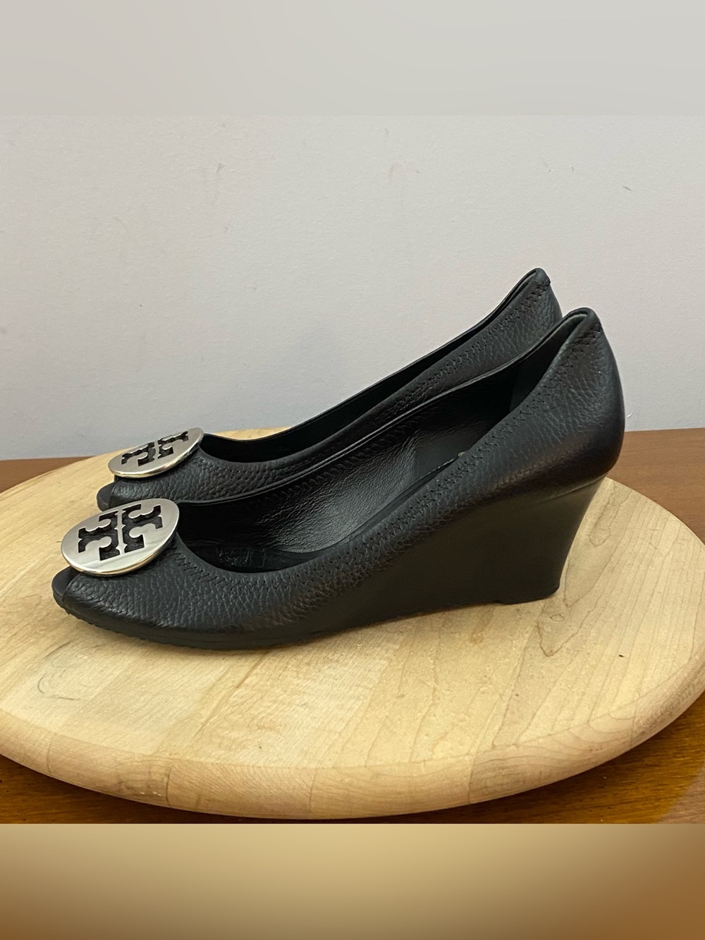 Tory Burch Sally Black Tumbled Pebbled Leather Peep Toe Wedge Pumps Sz 7.5M Y2K - Picture 6 of 16
